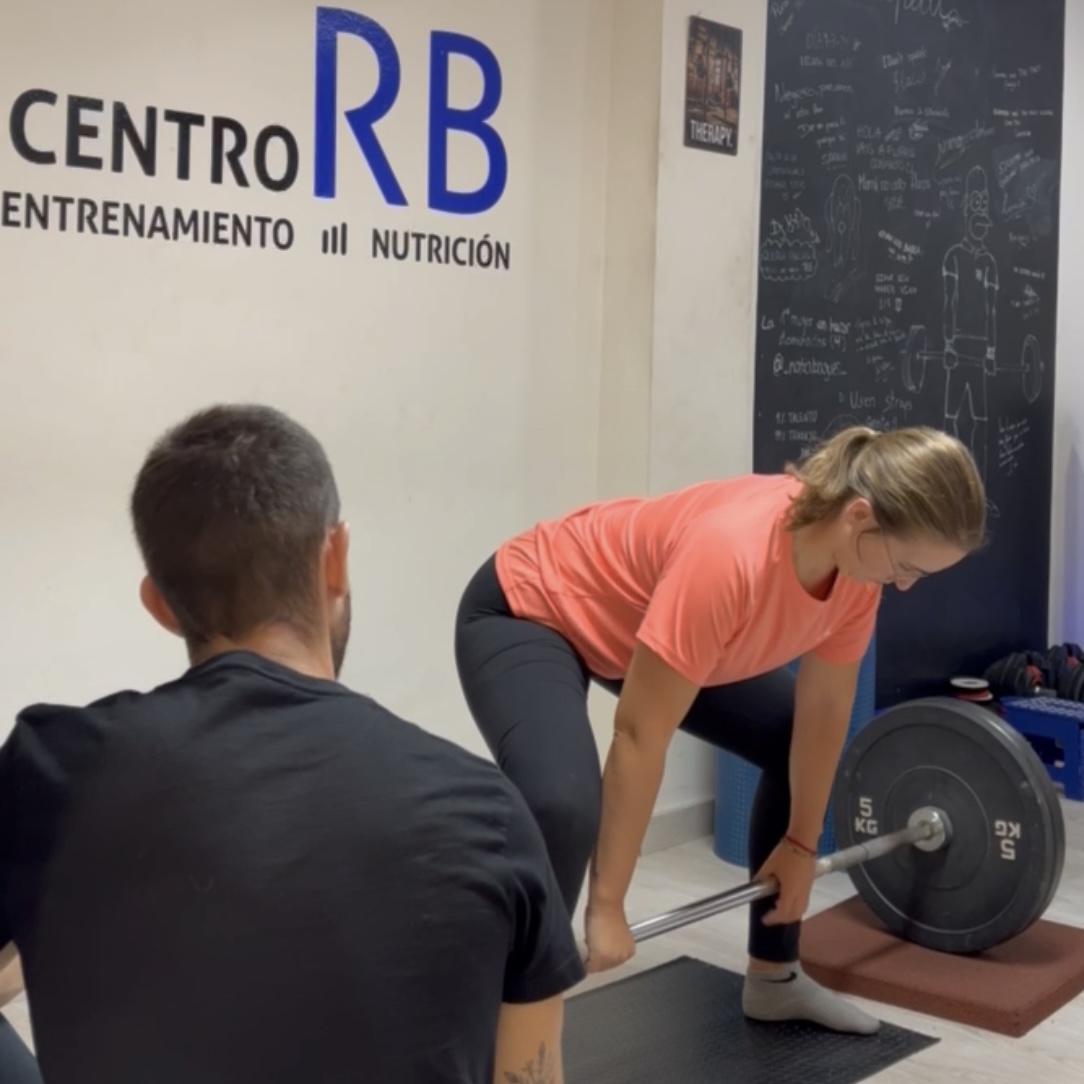 Raúl Barea siguiendo el entrenamiento de una de sus clientas
